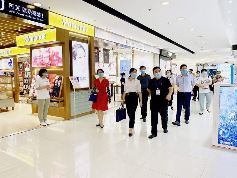 興寧區(qū)副區(qū)長陸穎在南寧百貨朝陽店賣場(chǎng)進(jìn)行創(chuàng)城實(shí)地檢查_副本.jpg